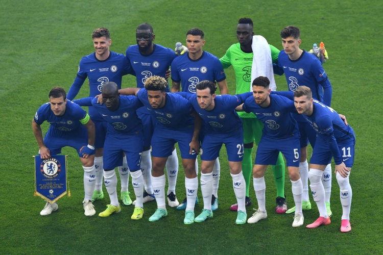 结束全年征程，国安队赛后拉励志标语：明年不服还要再干！（赛季收官，国安队赛后打出励志横幅：不服明年再战）