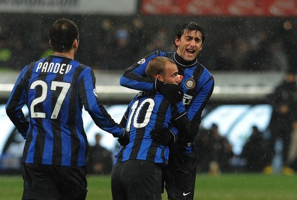 太开心了，马斯切拉诺赛后发布会上遭球员们啤酒浴“突袭”（赛后发布会大欢乐：球员突袭为马斯切拉诺献上啤酒浴）