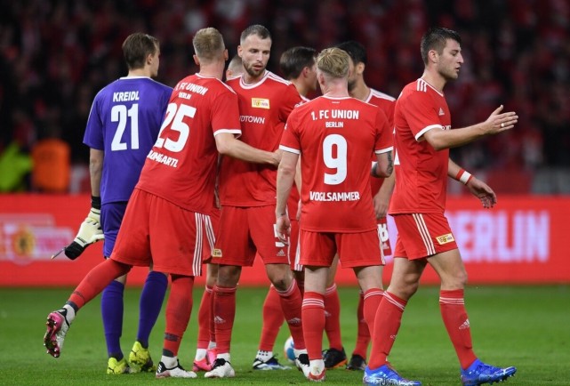 每体：多人缺阵让巴萨后防捉襟见肘，德科考虑冬季就引进后卫（每体：巴萨后防告急，德科考虑冬窗提前引进后卫）