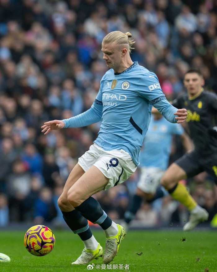 梅努哥哥身穿“放梅努离队”T恤现身球场，对阿莫林表示抗议（梅努兄长穿“让梅努走”字样T恤亮相球场，矛头直指阿莫林）