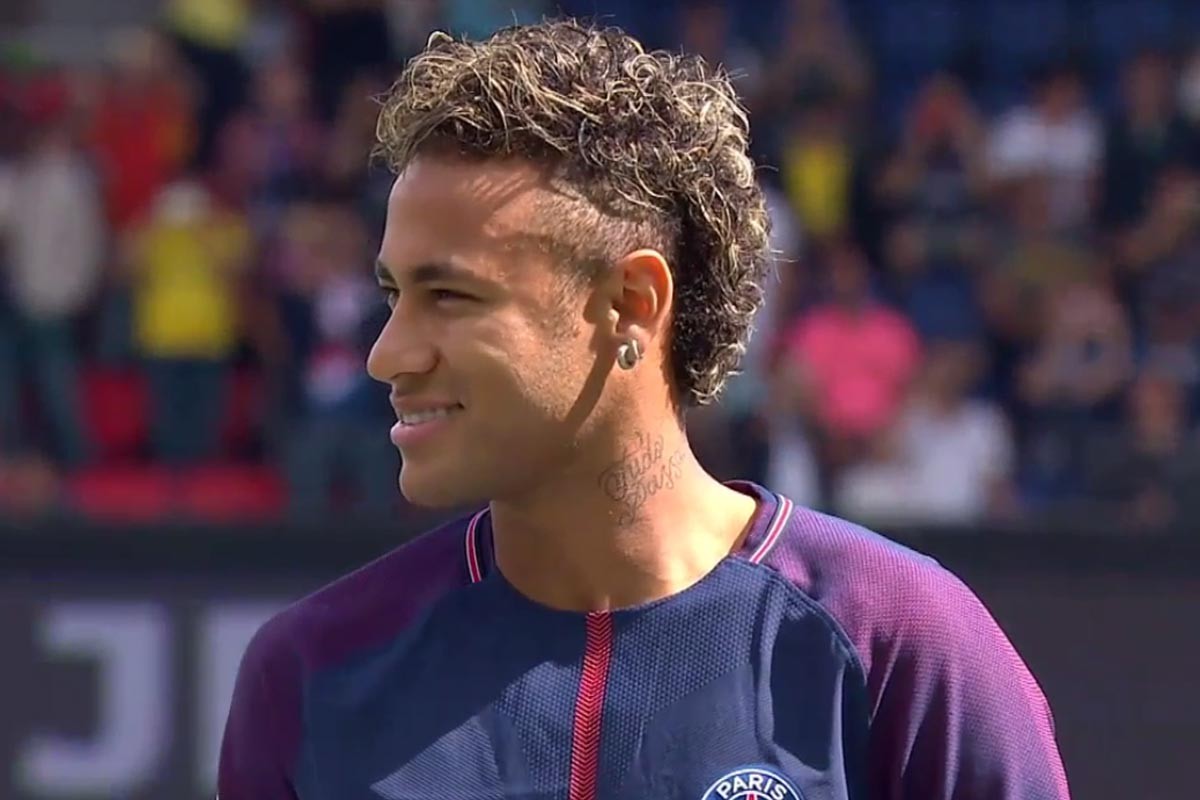 因伤无缘本场比赛，穆西亚拉在家用电视观看拜仁vs巴黎（因伤缺席本场，穆西亚拉居家电视观战拜仁对巴黎）